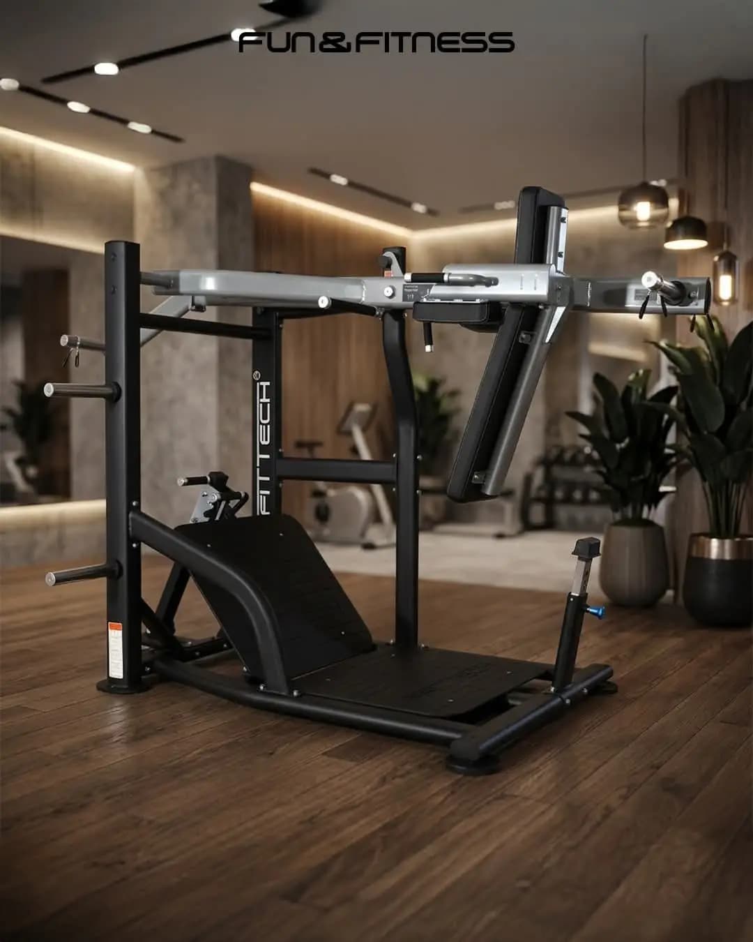 Машина за клекнување со нишало (Pendulum Squat Machine)